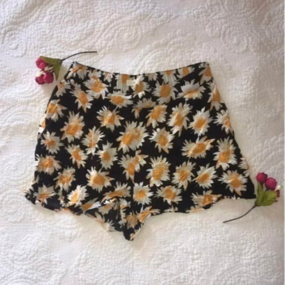 Mine Women's shorts small black white yellow daisy flower floral cotton bottoms